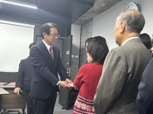 北ライオンズクラブより記念品の贈呈を受ける様子の写真